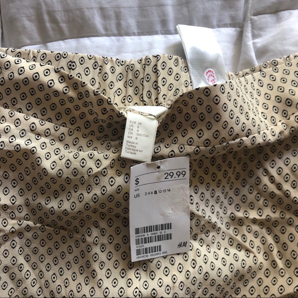 H&M Ruffled Hem Shorts - Picture 3 of 4